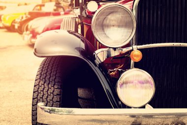 Üst üste klasik arabalar