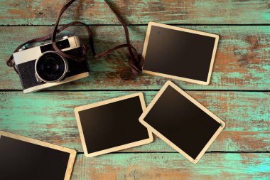 Retro kamera ve ahşap masa boş eski anlık kağıt fotoğraf albümü