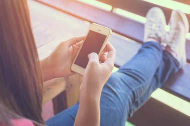 kahve dükkanında akıllı telefon kullanan kadın