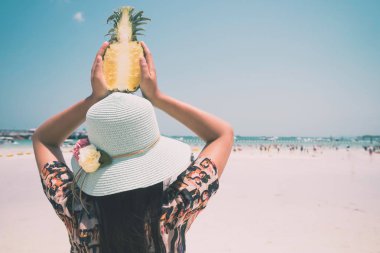  tropik sahilde taze ananas tutar yaz aylarında-up - tatil kadınla