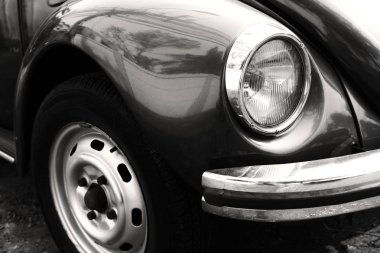 eski model araba ve lamba