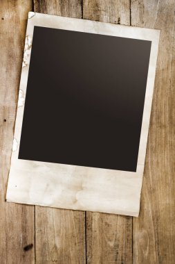 Kağıt fotoğraf makinesinin ahşap masa üzerinde