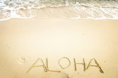 Kumlu sahilde yazılı yazıt Aloha