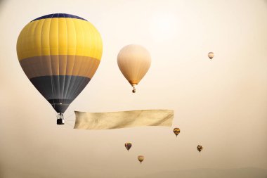 sıcak hava balonları boş bayrak ile