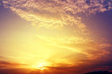 Alacakaranlık zamanında güzel gökyüzü günbatımı