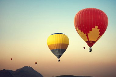 Sıcak hava balonları dağ üzerinde 