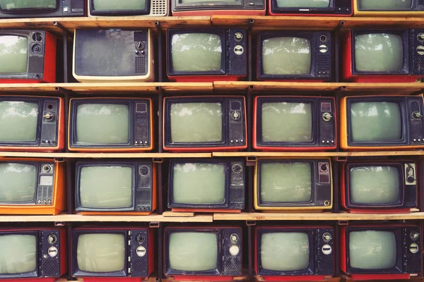 Musterwand aus Stapel bunter Retro-Fernseher — Stockfoto
