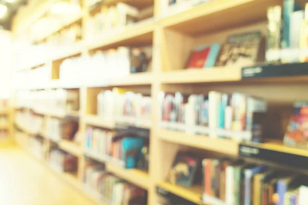 Wazig boekenplank in bibliotheek — Stockfoto