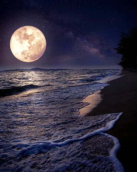 Strand mit Milchstraßenstern am Nachthimmel Vollmond — Stockfoto