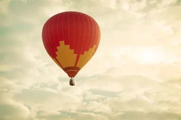 Globo de aire caliente en el cielo del sol — Foto de Stock