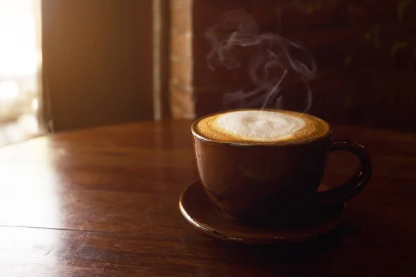 Xícara de café quente na mesa no café — Fotografia de Stock