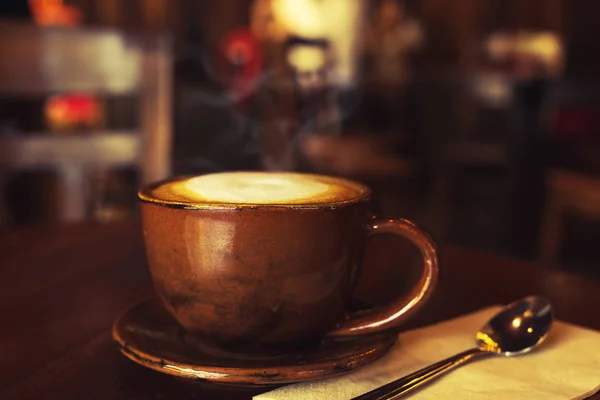 Secangkir kopi panas di atas meja di kafe — Stok Foto