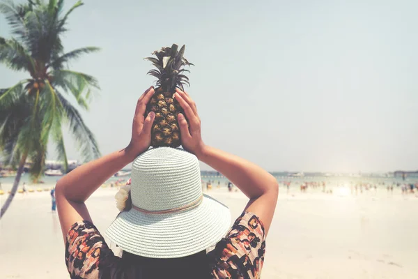 Mujer con piña fresca — Foto de Stock