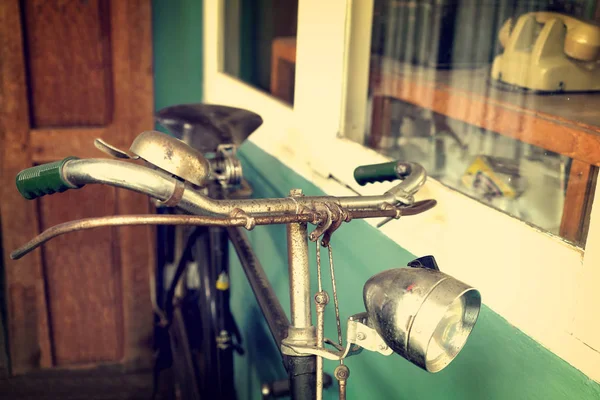 Vintage-sykkel på kafe – stockfoto