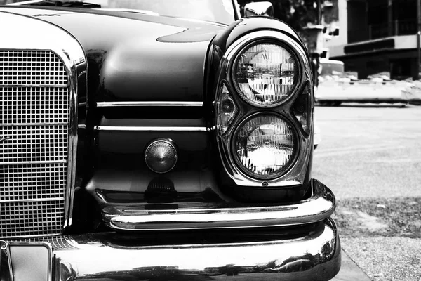 Foto en blanco y negro del coche clásico — Foto de Stock