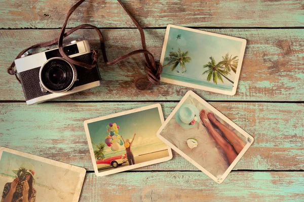 Álbum de fotos de viagem viagem de lua de mel na mesa de madeira — Fotografia de Stock