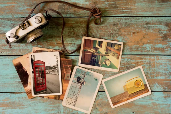 Álbum de fotos instantáneo de tecnología retro en mesa de madera — Foto de Stock