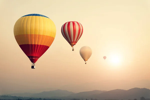 Heißluftballons am Sonnenhimmel — Stockfoto