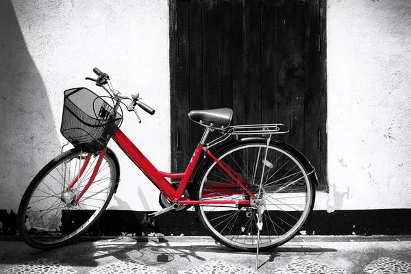 빨간 자전거의 흑인과 백인 사진 — 스톡 사진