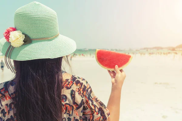 Mujer con sandía fresca — Foto de Stock