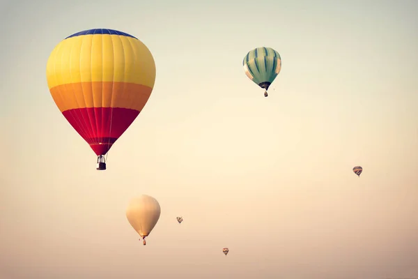 Palloncini d'aria calda sul cielo del sole — Foto Stock