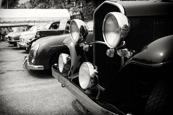 古典的な車の黒と白の写真 — ストック写真