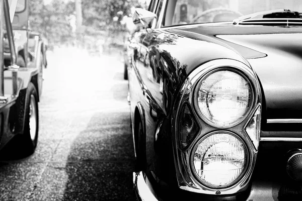 Foto en blanco y negro del coche clásico — Foto de Stock