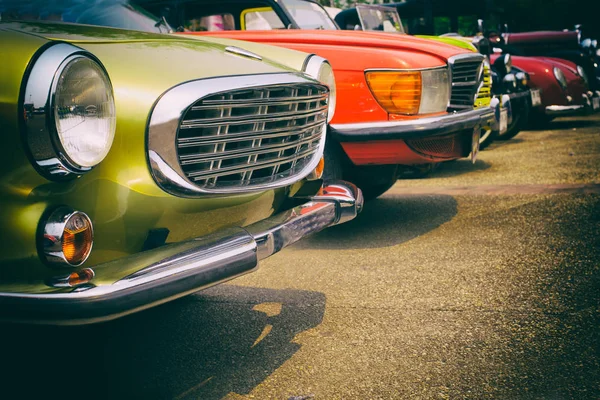 Coches clásicos en fila — Foto de Stock