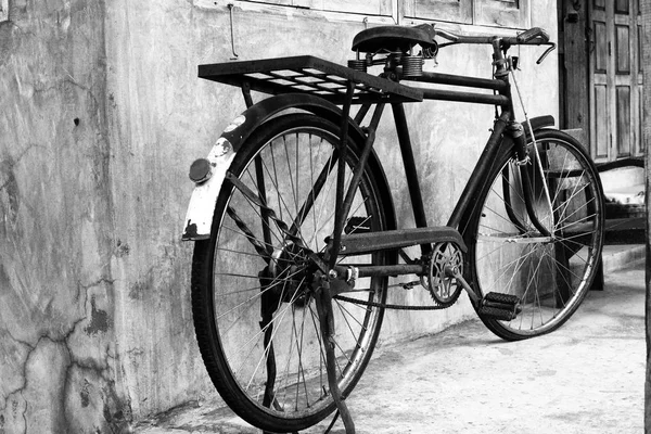 Черно-белое фото винтажного велосипеда — стоковое фото
