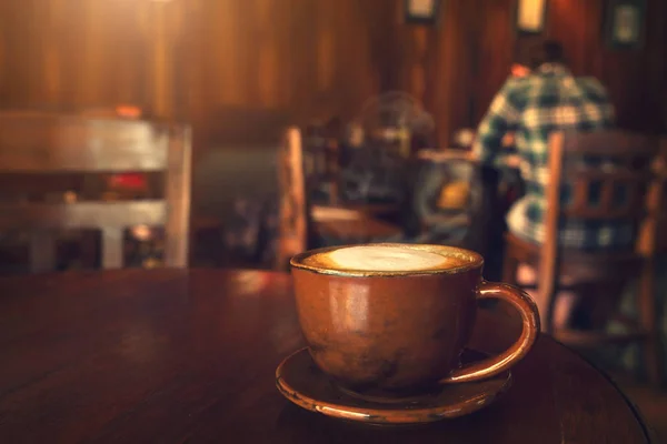 Xícara de café na mesa no café — Fotografia de Stock