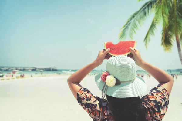 Mujer con sandía fresca sostiene - vacaciones en la playa tropical — Foto de Stock