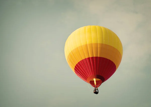 Balão de ar quente no céu do sol — Fotografia de Stock