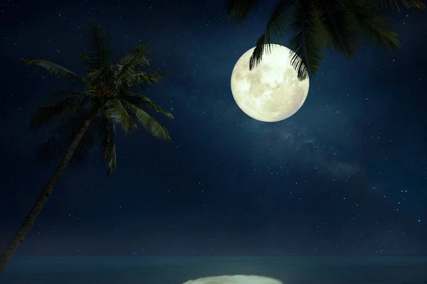 Чумацький шлях зірки в ніч небо, повний місяць — стокове фото