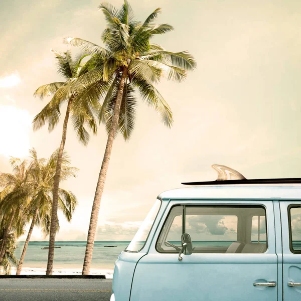 Carro vintage estacionado na praia tropical — Fotografia de Stock