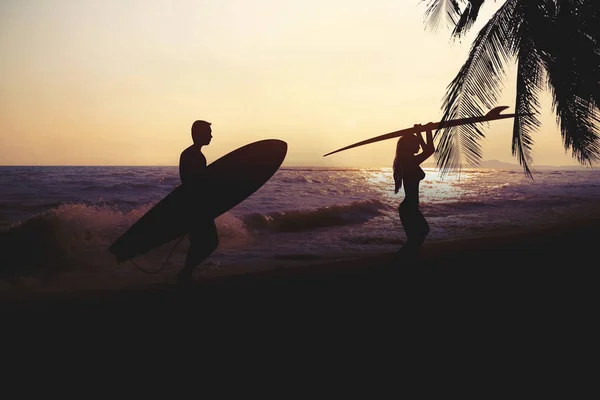 Surfista silhueta na praia ao pôr do sol — Fotografia de Stock