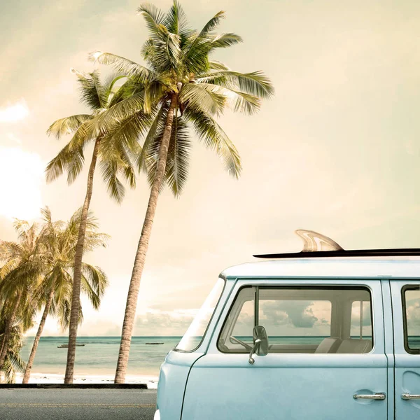 Vintage auto geparkeerd op het tropische strand Stockfoto