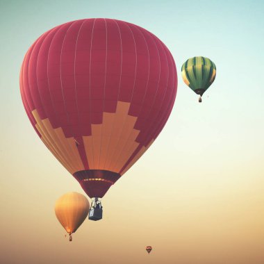 Sıcak hava balonu üzerinde güneş sky 