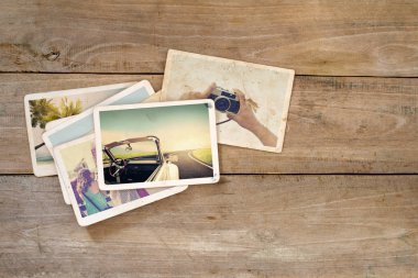 Ahşap masa üzerinde seyahat fotoğraf albümü