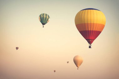 Renkli sıcak hava balonları