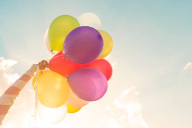 rengarenk balonlar tutan el