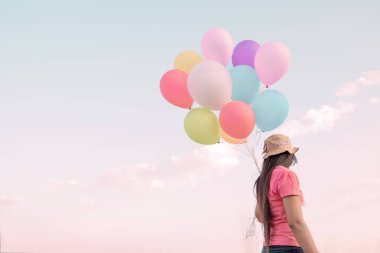  kadın renkli balonları