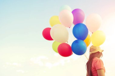 kadın renkli balonları