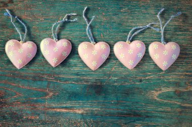 Ahşap masa pembe kalp sembolü 