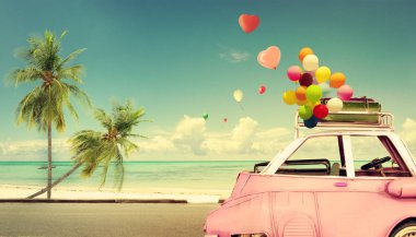 Eski model Pembe klasik araba ile plaj mavi gökyüzü kalp renkli balon