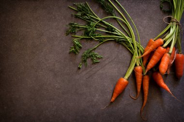 Karanlık moody gıda görüntü taze havuç 