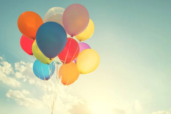 Balões multicoloridos no céu — Fotografia de Stock