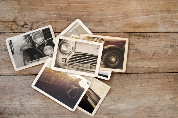 Clássico álbum de fotos do carro na mesa de madeira — Fotografia de Stock