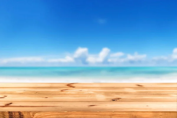 Mesa de madera con mar borroso y fondo azul cielo — Foto de Stock