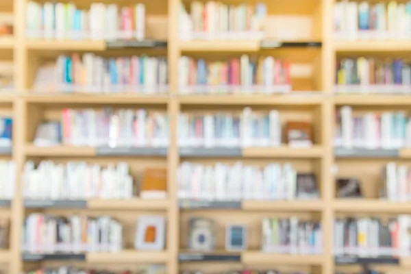 Estante borroso en la biblioteca — Foto de Stock