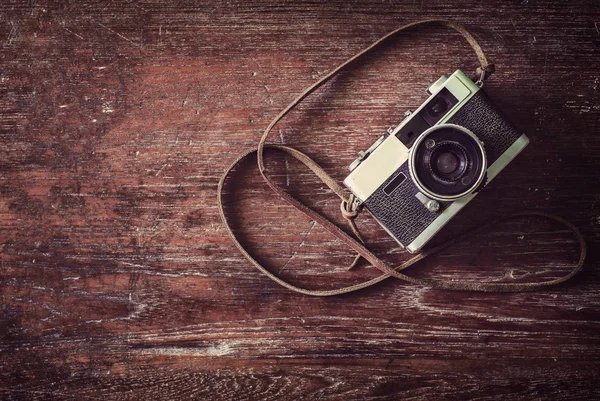 Retro camera on wood table — Stock Photo, Image